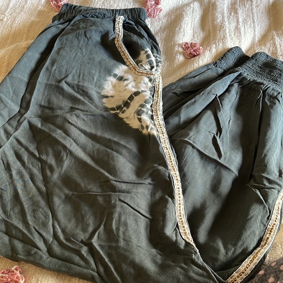 It is a fresh and tropical fabric It has a unique embellishment originally - Picture 2 of 4